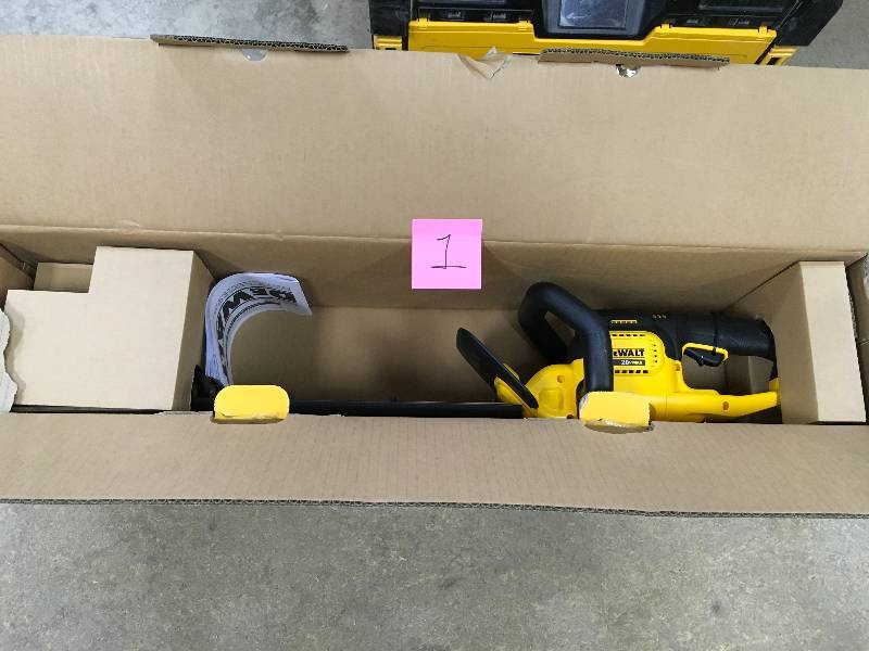 Dewalt 22 in. 20-Volt MAX Lithium-Ion Cordless Hedge Trimmer with 5.0Ah Battery and Charger Included not used