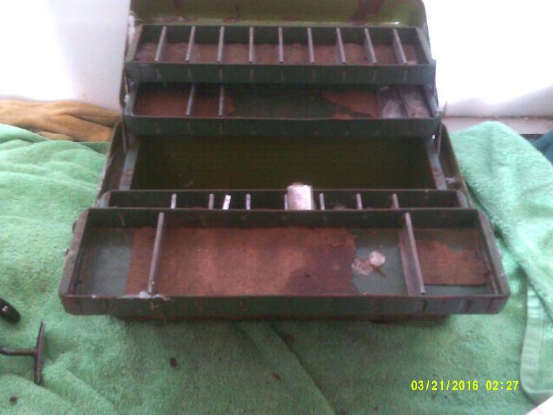 ANTIQUE METAL TACKLE BOX