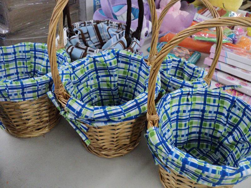 lot 252 image: Easter baskets and misc...