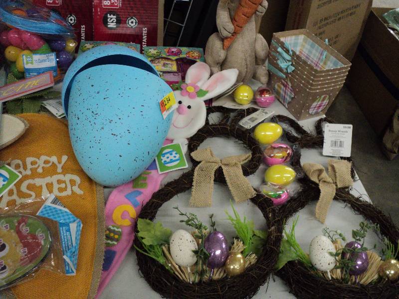 lot 220 image: Easter dcor, see all pics...