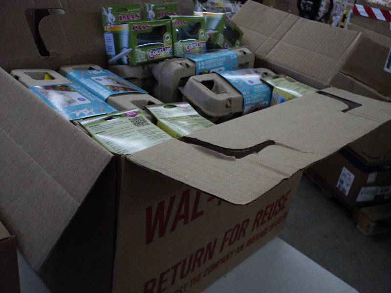 lot 230 image: Large box of confetti eggs and colo...