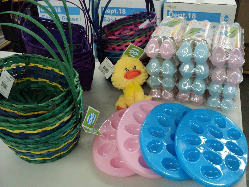 lot 293 image: Easter baskets and eggs and colorin...