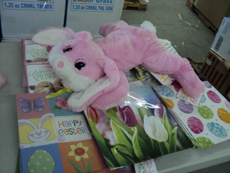lot 310 image: Easter gift bags and bunny ...