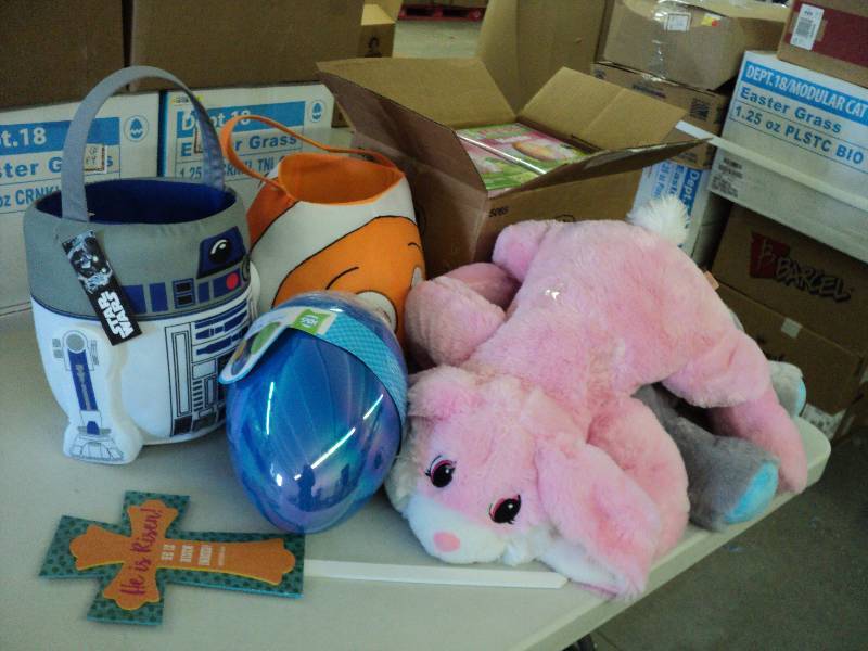 lot 317 image: Easter coloring Kits, stuffed anima...