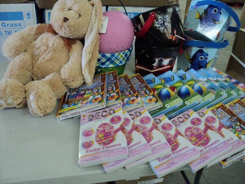 lot 318 image: Easter coloring Kits, stuffed anima...