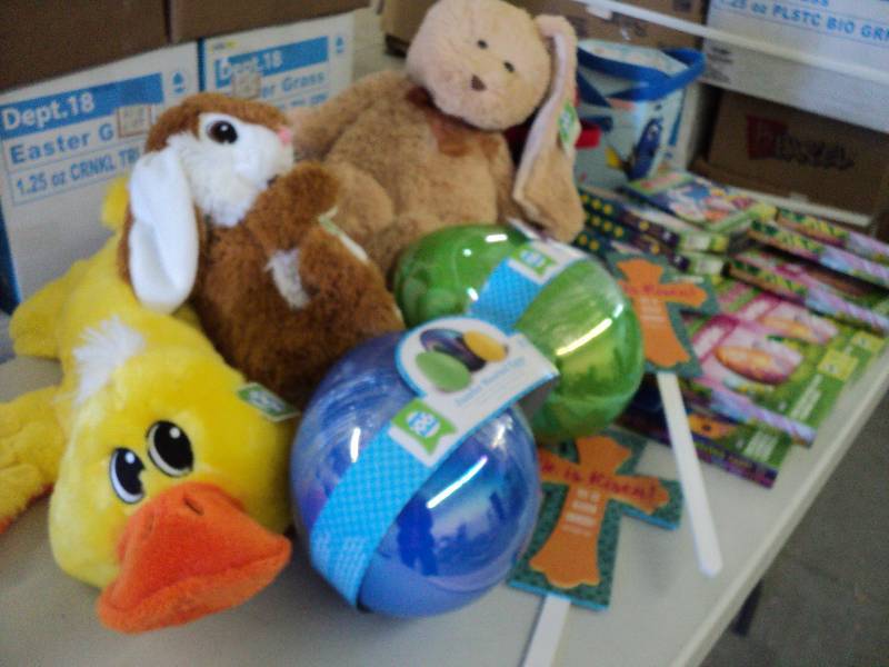 lot 319 image: Easter coloring kits, stuffed anima...