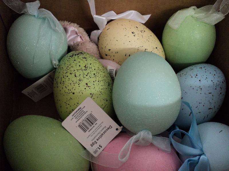 lot 320 image: Easter eggs and dcor...