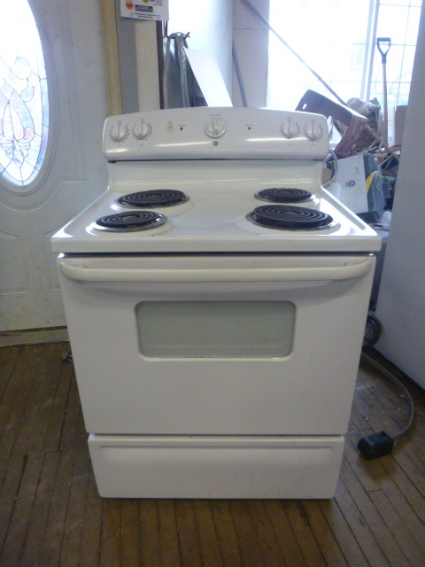lot 9 image: GE Electric Stove
