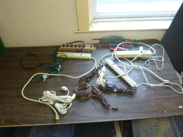 lot 21 image: Miscellaneous Power Strips and Electrical Cords