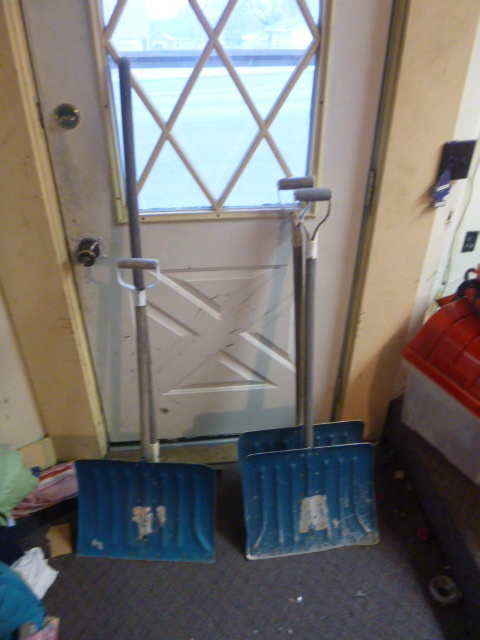 lot 23 image: 4 Snow Shovels