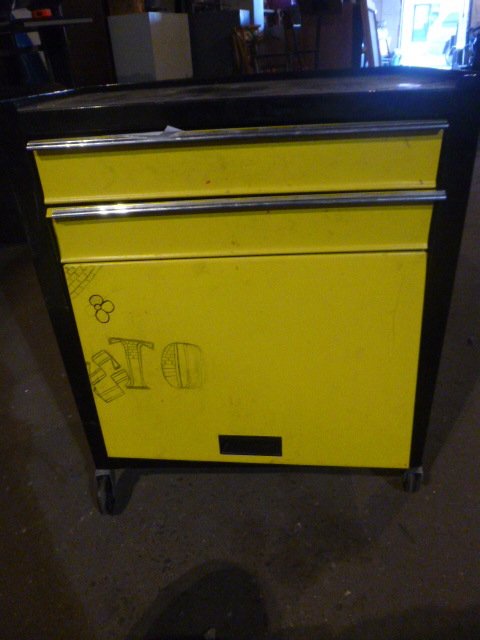 lot 67 image: Toolbox on Casters