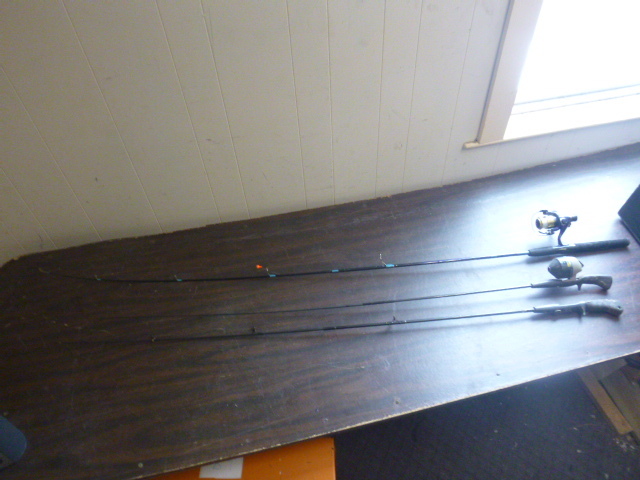 lot 87 image: 3 Fishing Rods