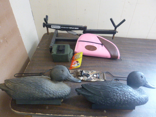 lot 90 image: Miscellaneous Outdoor Sport Items