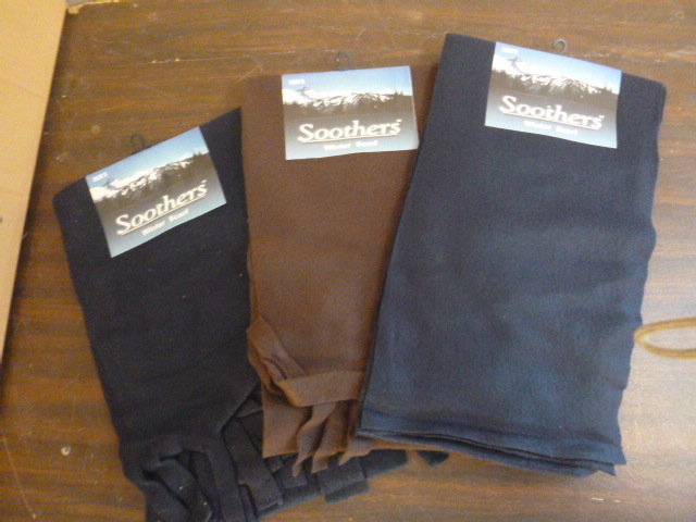 lot 200 image: 3 Mens Soothers Winter Scarves