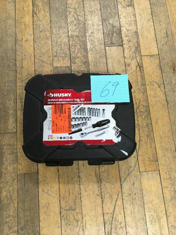 lot 69 image: Husky 38-Piece Mechaics Tool Set open box not used