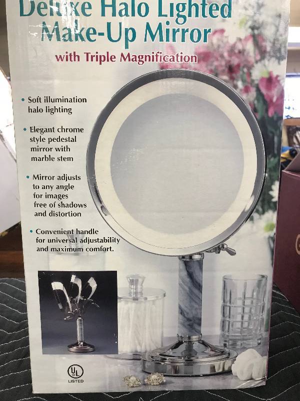 lot 504 image: LIGHTED MAKEUP MIRROR
