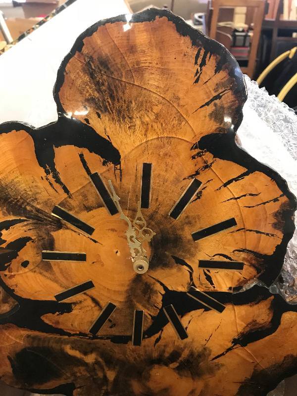 lot 517 image: BURL WOOD CLOCK