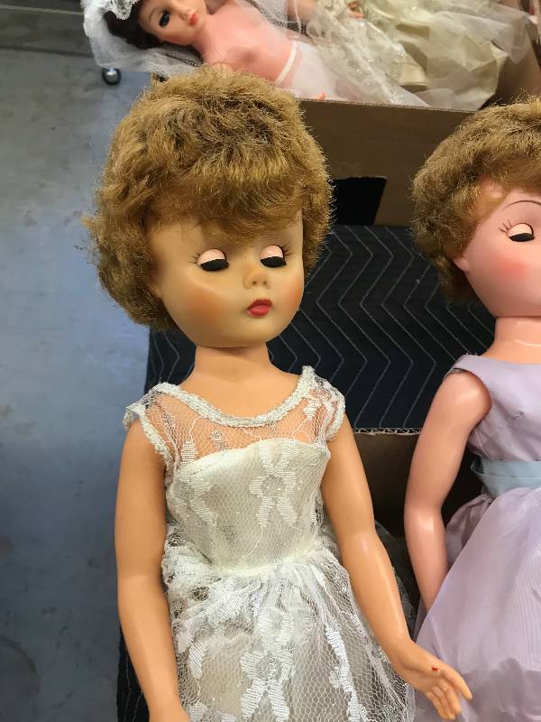 lot 370 image: VINTAGE DOLLS