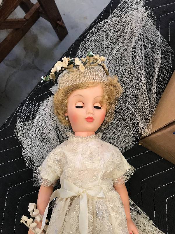 lot 371 image: VINTAGE DOLLS