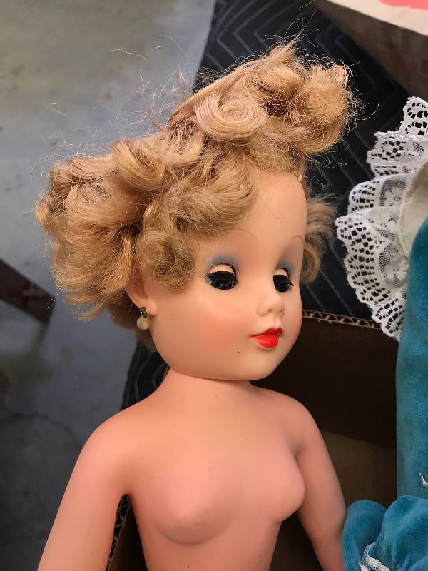 lot 373 image: VINTAGE DOLLS