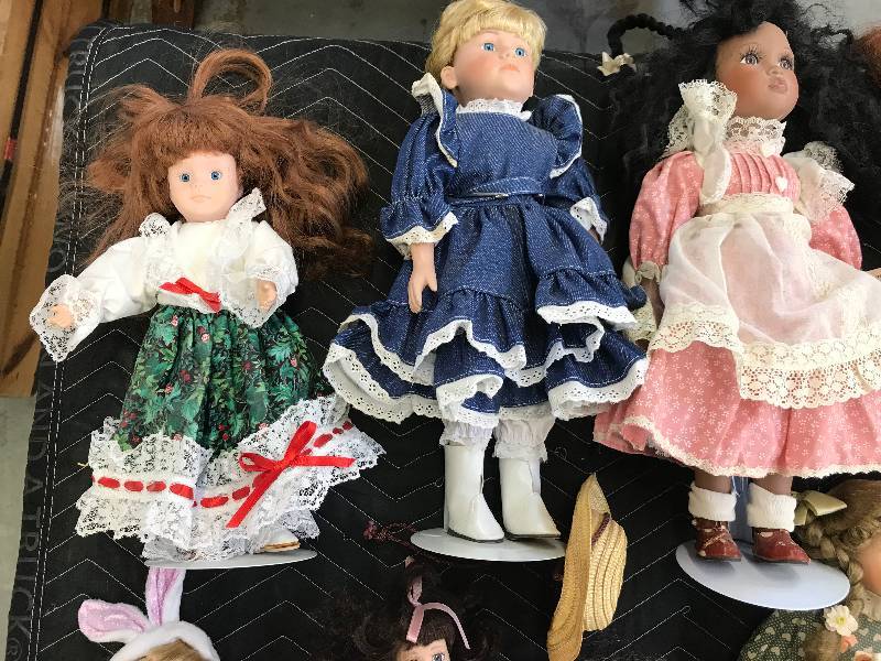 lot 375 image: COLLECTOR DOLLS