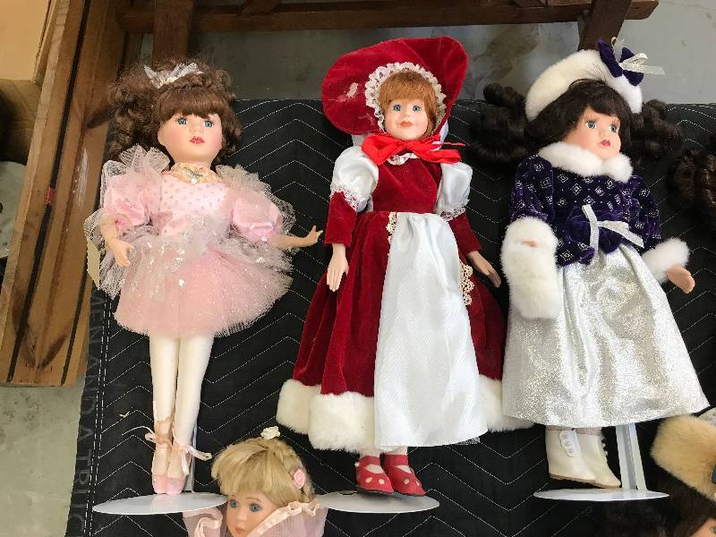 lot 376 image: COLLECTOR DOLLS