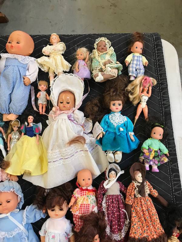 lot 379 image: BABY DOLLS AND SMALL DOLLS