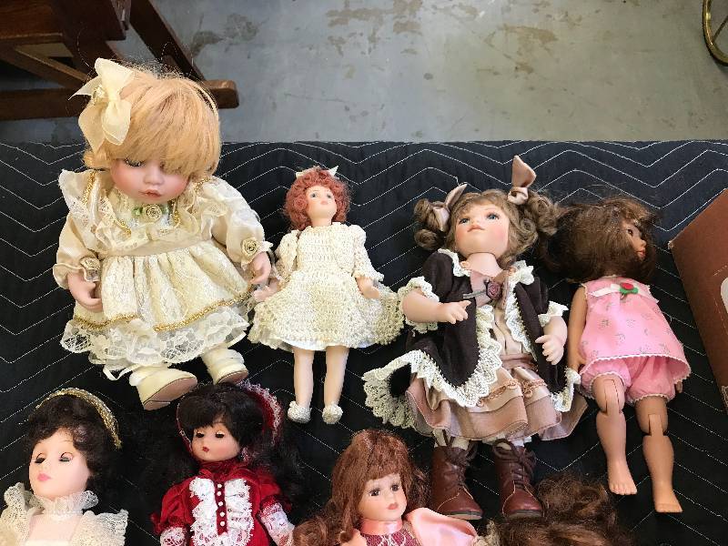 lot 380 image: MUSIC BOX DOLLS AND MORE