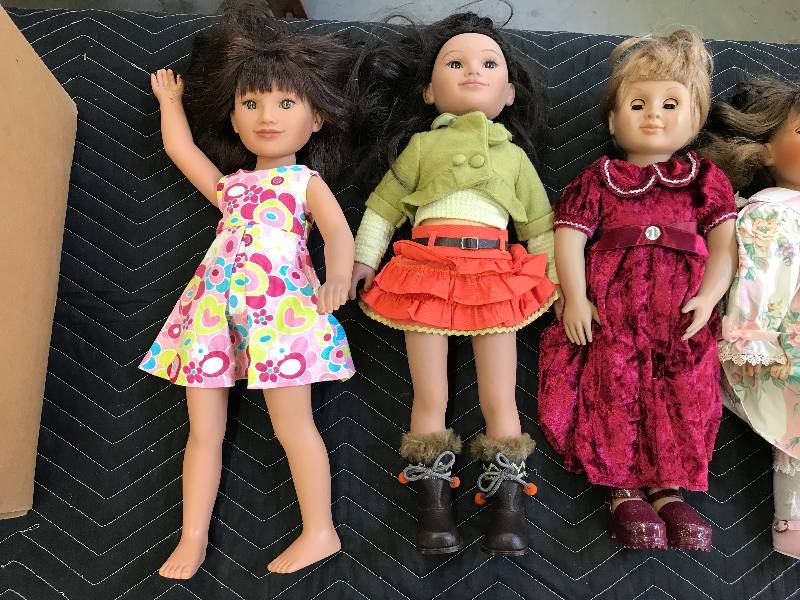 lot 383 image: ASSORTED DOLLS