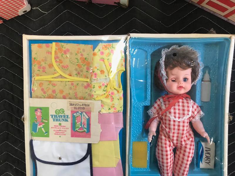 lot 391 image: ASSORTED DOLL TRAVEL TRUNKS