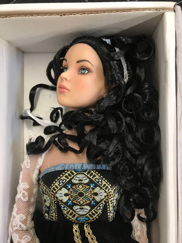 lot 401 image: TONNER RE-IMAGINATION DOLLS