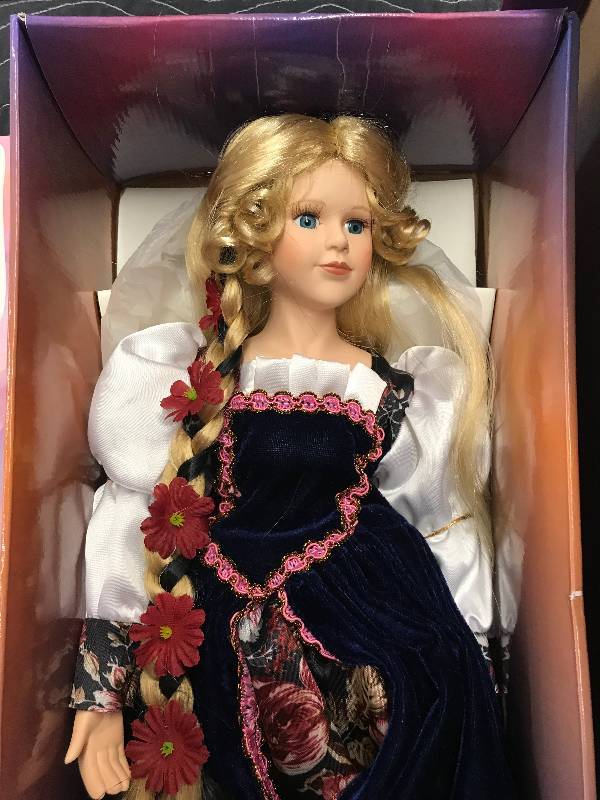 lot 404 image: PORCELAIN DOLLS