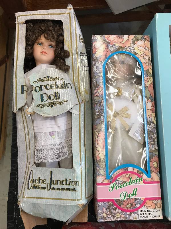 lot 405 image: PORCELAIN DOLLS