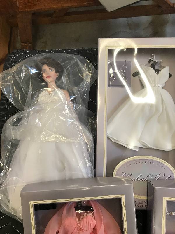 lot 420 image: ELIABETH TAYLOR DOLL AND WARDROBE COLLECTION