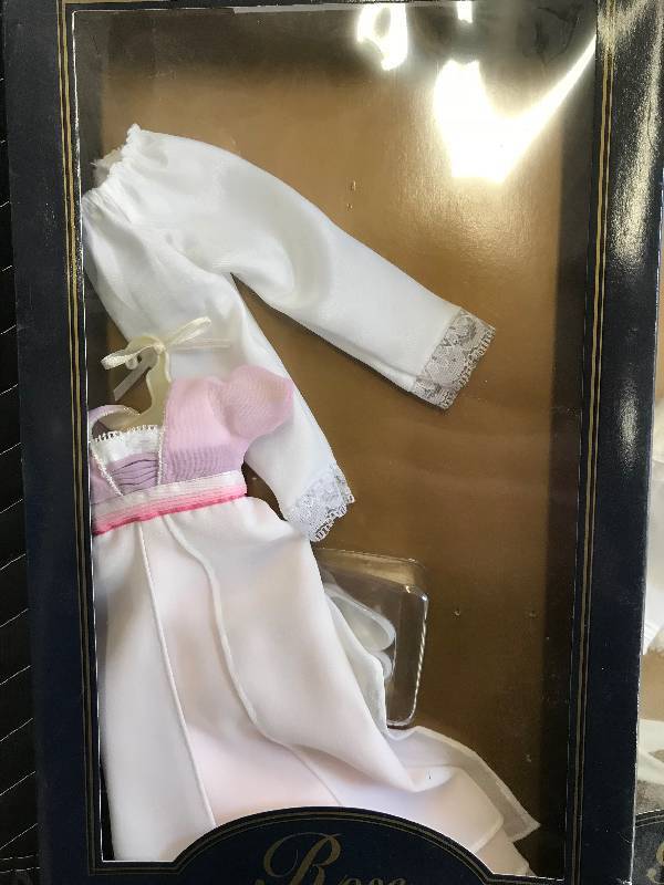 lot 423 image: ROSE TITANIC PRODUCTION DOLL OUTFITS