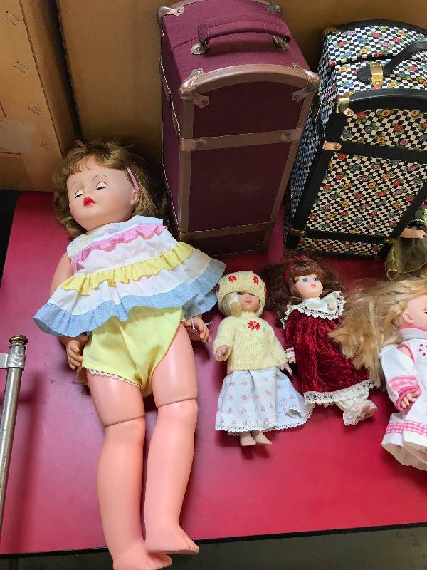 lot 428 image: COLLECTOR DOLLS AND WARDROBE TRUNKS