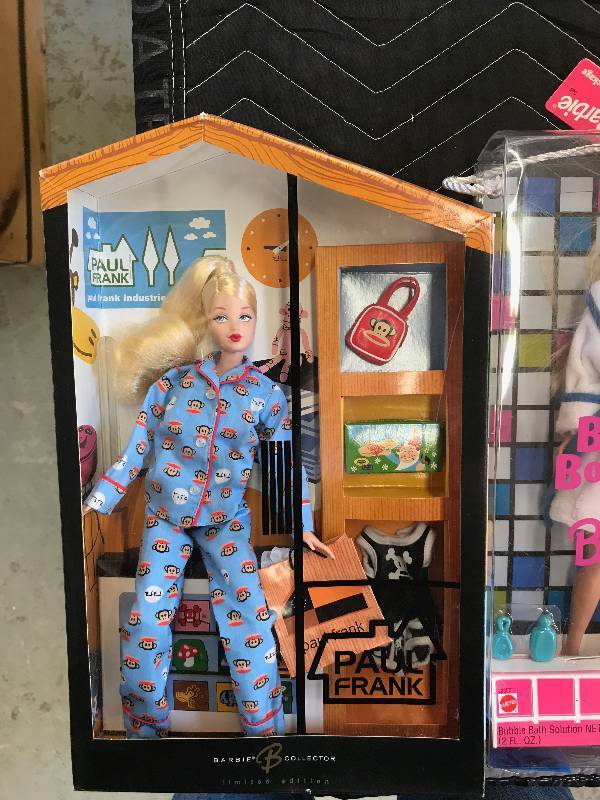 lot 433 image: BARBIE COLLECTOR DOLLS