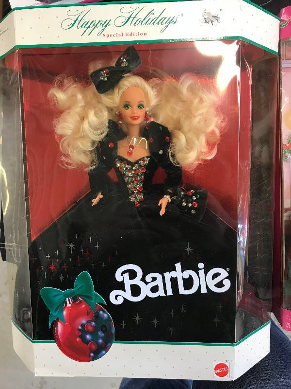 lot 434 image: HOLIDAY BARBIE ITEMS