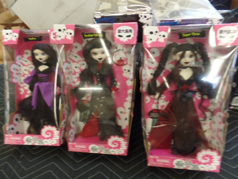 lot 350 image: BLEEDING EDGE GOTH DOLLS