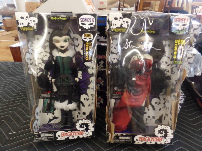 lot 351 image: BLEEDING EDGE GOTH DOLLS WAUTOGRAPHED BOX
