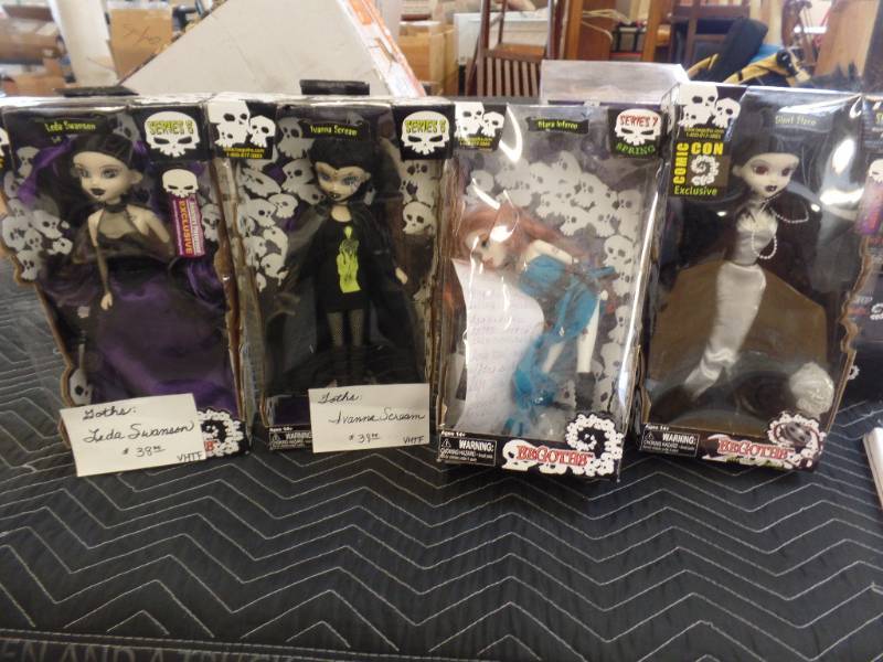 lot 352 image: BLEEDING EDGE GOTH DOLLS