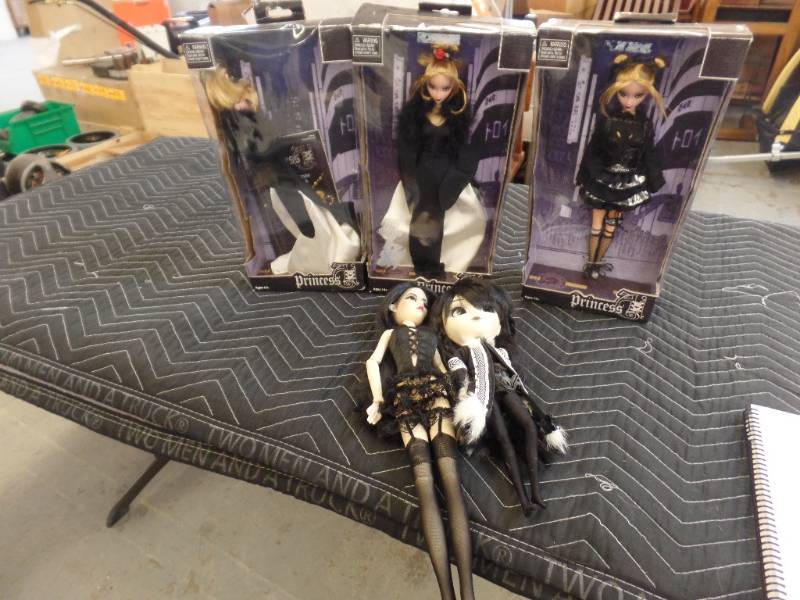 lot 354 image: BLEEDING EDGE TOKYO POP DOLLS