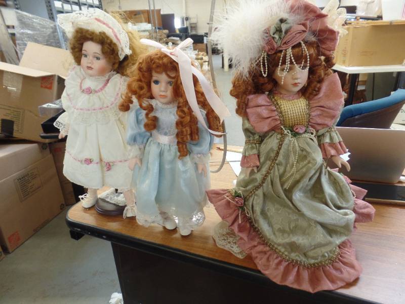 lot 360 image: PORCELAIN DOLLS WITH STANDS