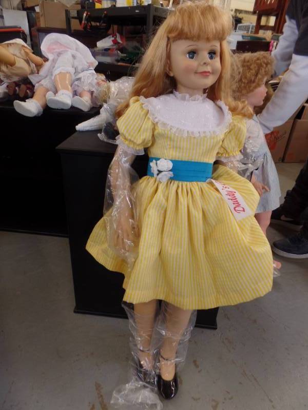lot 361 image: ASHTON DRAKE DADDYS GIRL DOLL