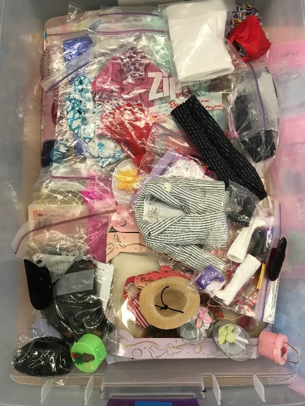 lot 466 image: BIN OF BARBIE, STACEY, MIDGE ACCESSORIES