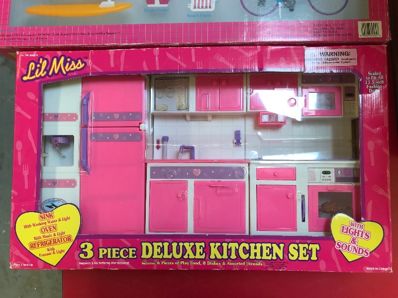 lot 484 image: PLASTIC KITCHEN SET AND MORE