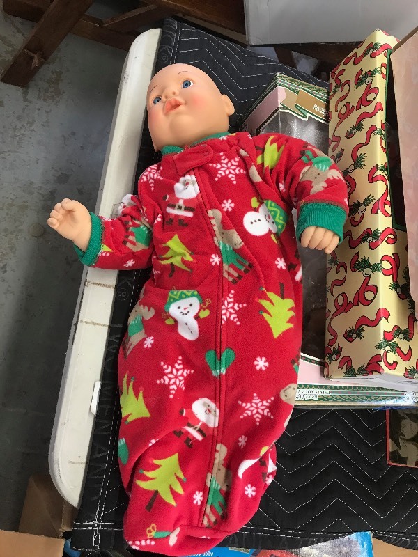 lot 485 image: HOLIDAY AND VICTORIAN DOLLS