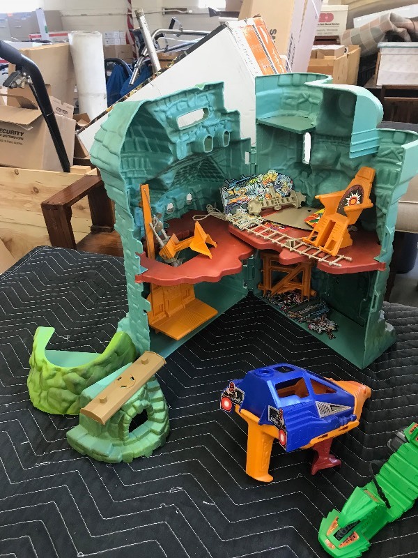 lot 489 image: BOX OF TRANSFORMERS AND MASTERS OF THE UNIVERSE