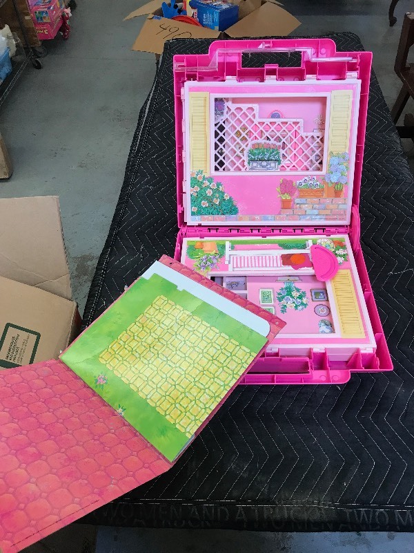 lot 491 image: BARBIE FOLDING HOUSE
