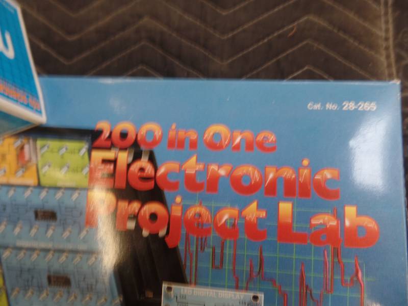 lot 500 image: ELECTRONIC PROJECT LAB AND MICROSCOPE SET